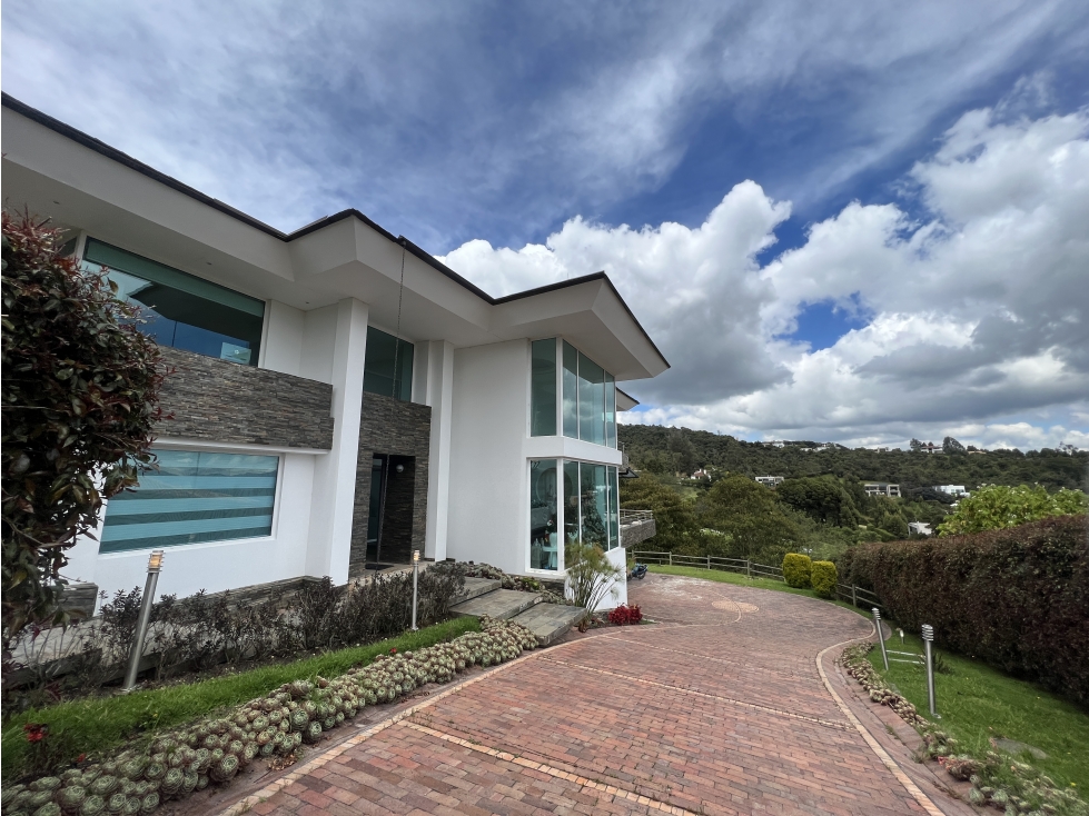 Casa en Yerbabuena en conjunto con club house