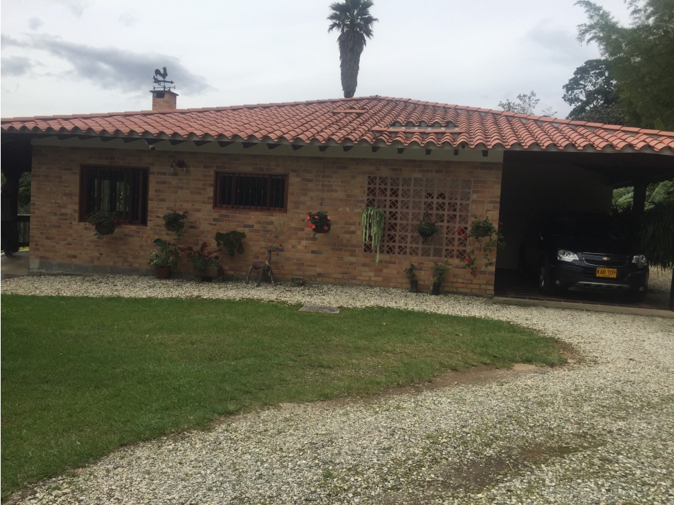 Espectacular casa campestre cerca al aeropuerto Rionegro