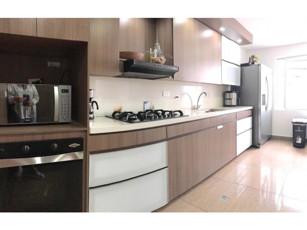 VENDO  MODERNA Y ESQUINERA CASA EN SEGUNDO NIVEL EN LA CASTELLANA